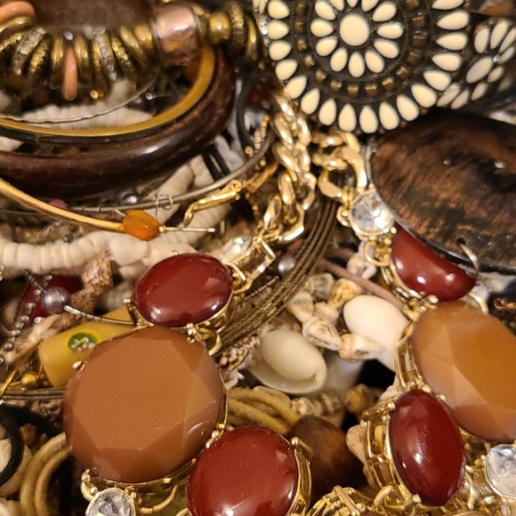 3 pounds of Bohemian, shells, beaded jewelry - Picture 4 of 6